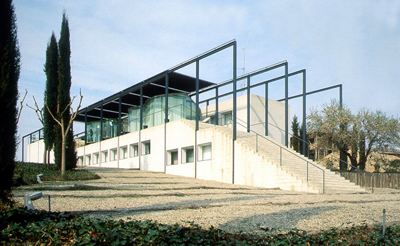 efemarq's tweet photo. #Taldiacomavui de 1933 va néixer l'arquitecte anglocatalà David Mackay. Nat a Anglaterra, el 1959 s'incorporà a l'estudi de Josep Martorell i Oriol Bohigas, MBM. El 1977-81 van fer la Casa Serras, a Canovelles, que inclou la planta del famós gratacel curvilini de Mies de 1922. https://t.co/z2inzTgfv3