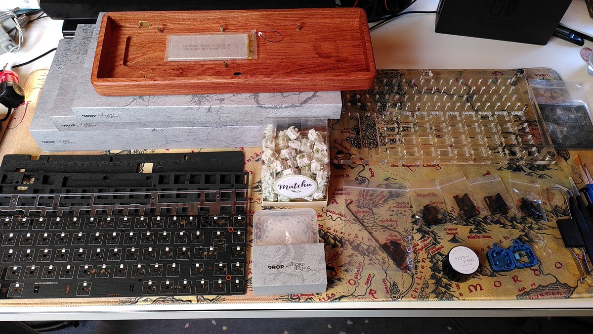 AerodzeeVGC's tweet image. I finally finished building my first custom keyboard. I'm super happy with the result. Sound profile is super thocky!
Case: bottom mount custom made wooden,
Switches: Matcha Latte V2 by @Invokeysco (lubed with 205, springs 105),
Keycaps: Tengwar keycaps by @drop x LotR.