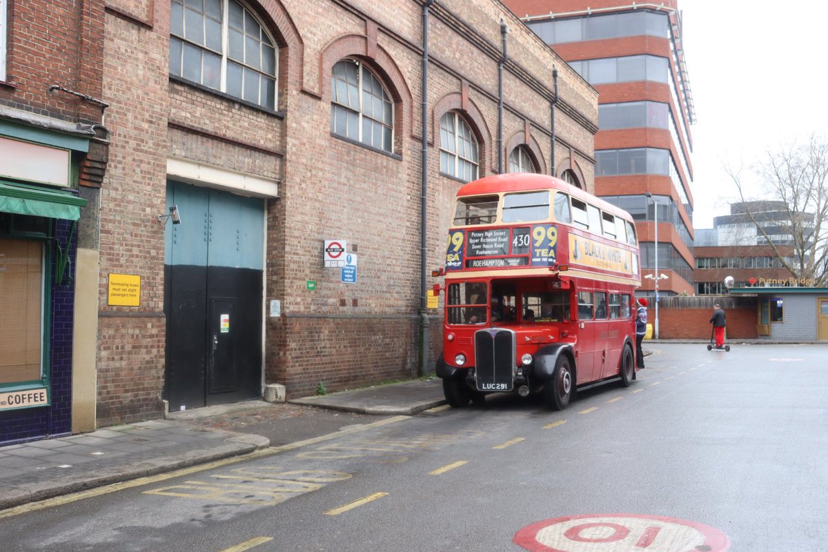 timothylam1992's tweet photo. Route 430 Christmas Day Vintage Running Day Bus Service between Putney Bridge Station and Roehampton #ChristmasDay2022 #Route430 #LondonBuses #RT4779 #RT2043 https://t.co/6MjLRmsNV9