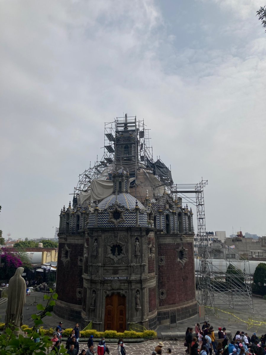 patrimoniomx's tweet image. A la histórica Capilla del Pocito le quitaron de la techumbre todo el azulejo que cubría la cúpula, la dejaron sin protección alguna. Con estas lluvias el agua va a penetrar al interior provocando daños irreversibles a la pintura virreinal. #cdmx Imagen: @cronicas_ciudad