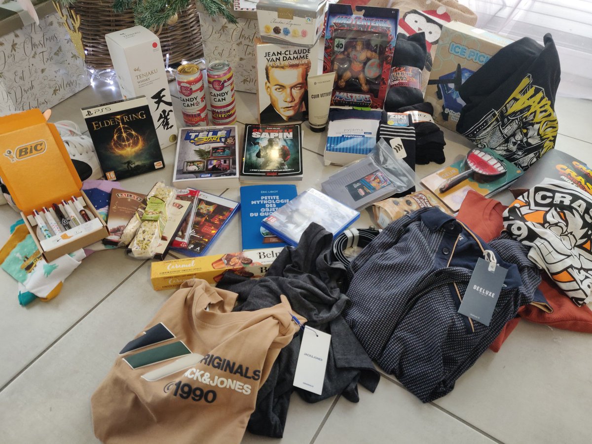 fredericPAPIN's tweet photo. Allez on rattrape le temps perdu avec #stray #GodofWarRagnarok    et #ELDENRING bon, il va m'en falloir pas mal pour y jouer et espérer les finir.... Ne pas oublier le tee-shirt #hardcorner de @Benzaie_tgwtg qui va bien 🤘👍🎅🎄🎁 https://t.co/fcGnq2TQOI