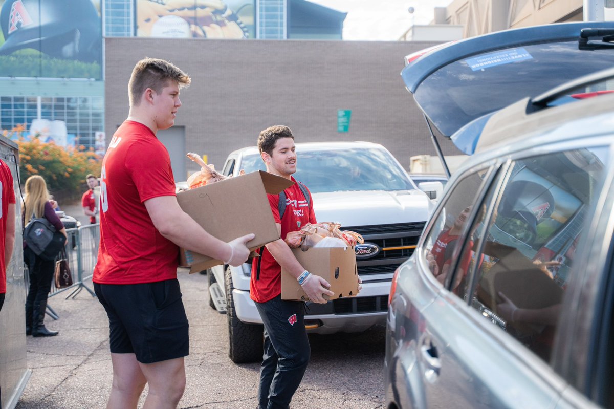 BadgerFootball's tweet photo. No better way to spend Christmas morning than with @SalvationArmyUS ❤️ https://t.co/jppEc4T6fA