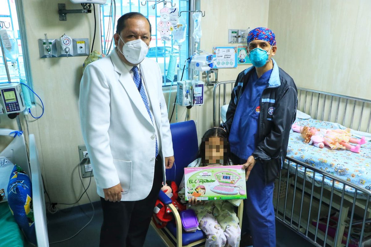 Minsa_Peru's tweet photo. Esta #Navidad, los pequeños pacientes del Hospital de Emergencias Pediátricas recibieron presentes enviados por #AdavaMinsa, lo cuales fueron entregados por el director general de dicho hospital, Tomy Villanueva. https://t.co/MatTJ7yccC