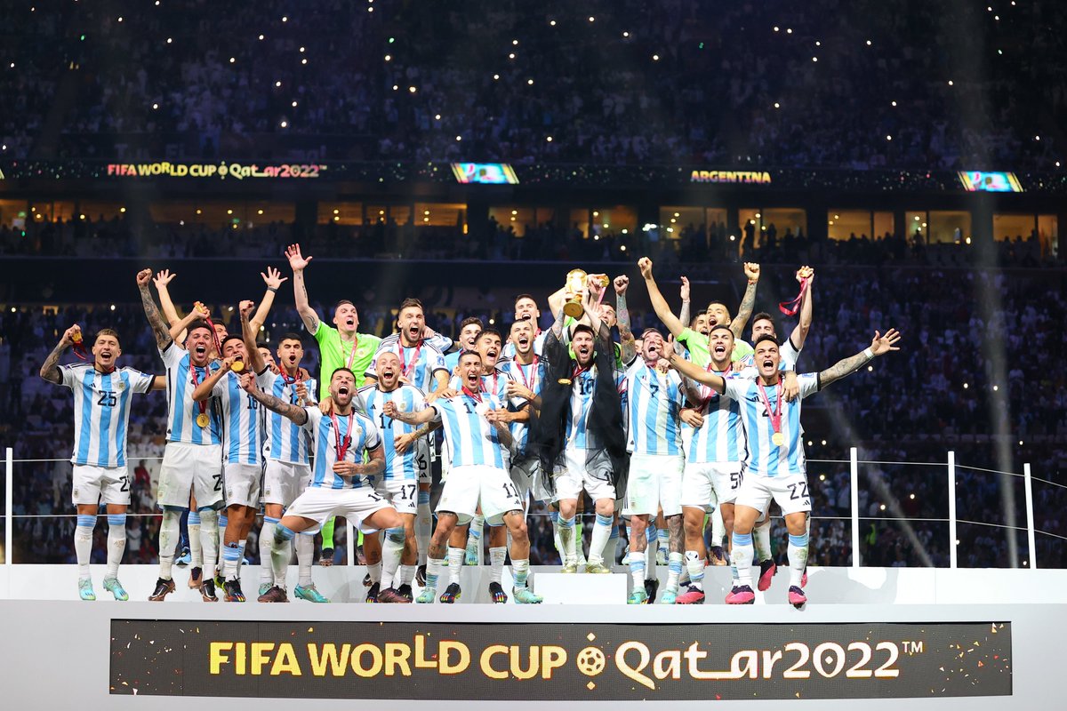 tapiachiqui's tweet photo. Ya pasó una semana de la obtención de la copa del mundo!! 🏆

Se festeja hoy, mañana y siempre!

Feliz navidad para todo el pueblo argentino 🌲 🎅🏽 🇦🇷 https://t.co/WoV0cMqjIY