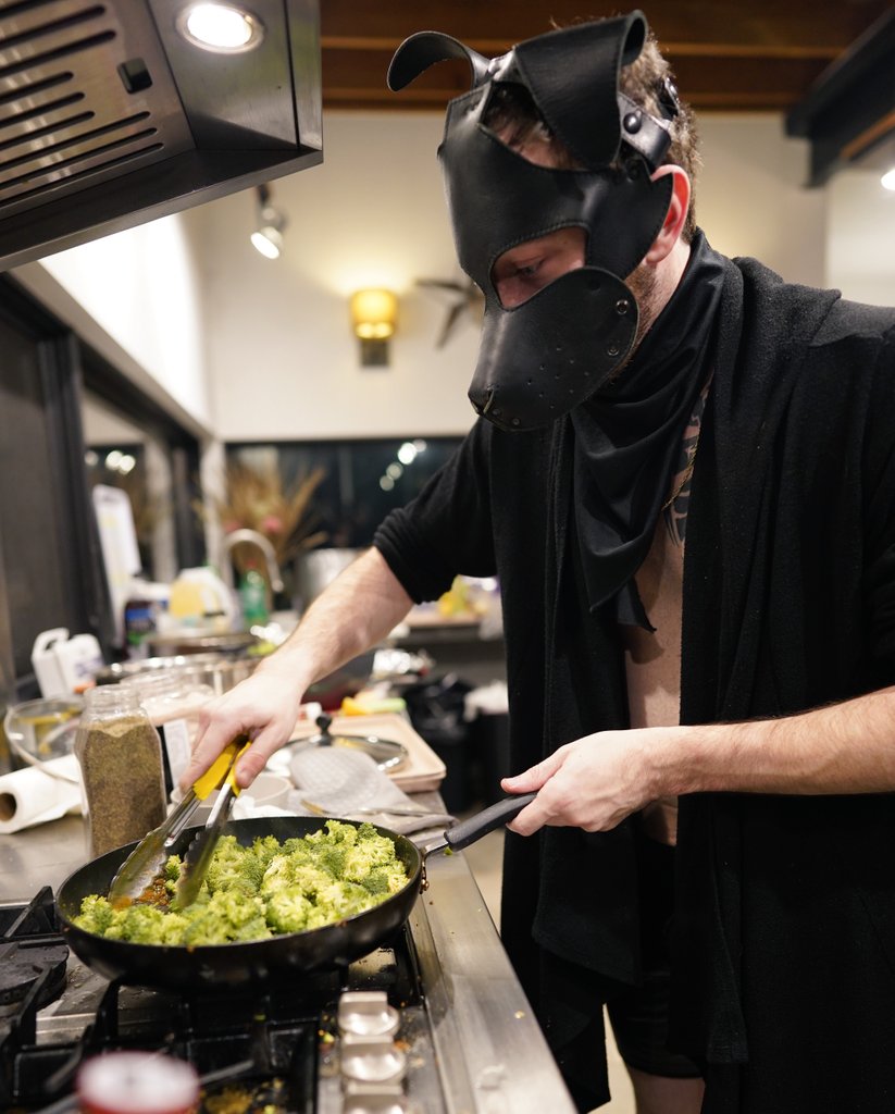 CaspianWolfe's tweet photo. Merry Christmas and happy holidays to everyone out there.
For my holiday post, here are a couple pictures of me cooking a meal during #SCOVAT22 for the whole house. I made a dish called The Chicken Forest. Which simplified is chicken with roasted broccoli and cauliflower. https://t.co/DjQg4FssMO