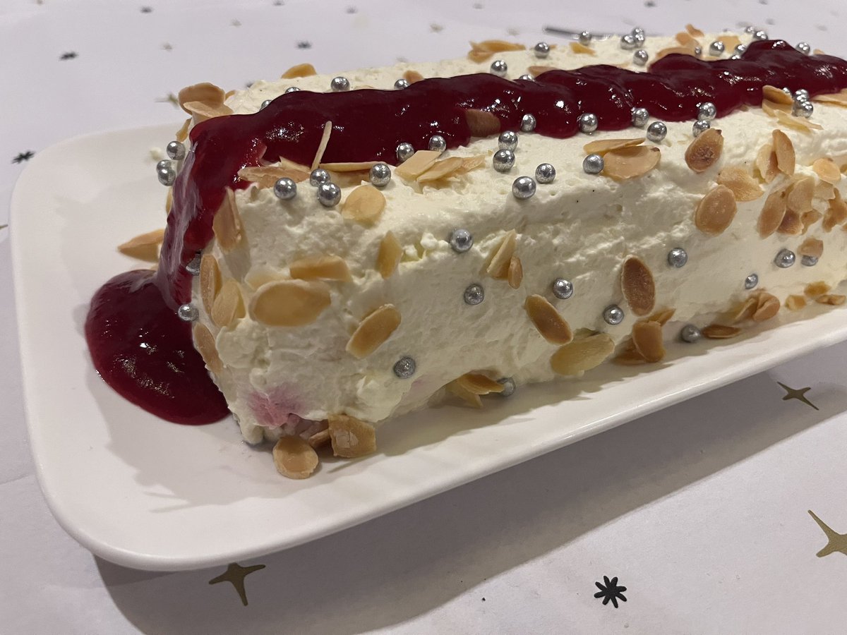 christel_2's tweet photo. En dat ie gelukt is hรจ! Ff pronken hoor :-)
#trifle #caloriebom https://t.co/ALUinRNidR