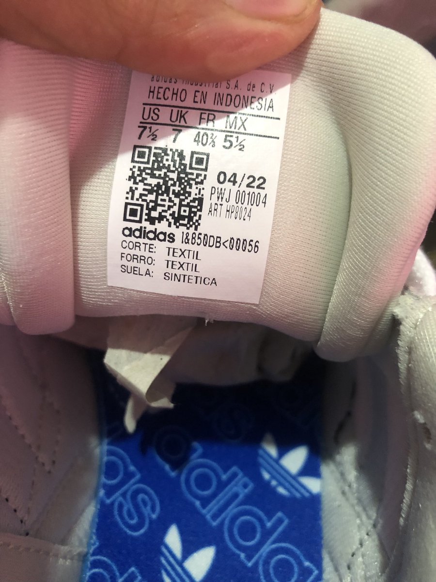 Joelo1808's tweet photo. Tanto esperar el 24 de diciembre para poder estrenar mis tenis y @adidasMX me sale con esto. 😌

 Me quede sin estrenar 😒
#1y1
#diciembresinestrenar https://t.co/PzWJhpIAQH