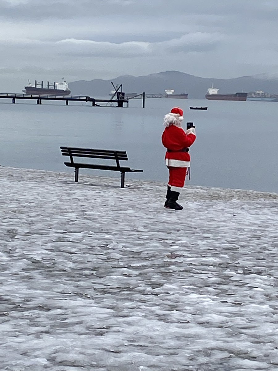 FutureHairVan's tweet photo. #santasighting #kitsbeach #vancouverbeqxh #vancouverchristmas #Christmas2022 https://t.co/a6m19mNVth