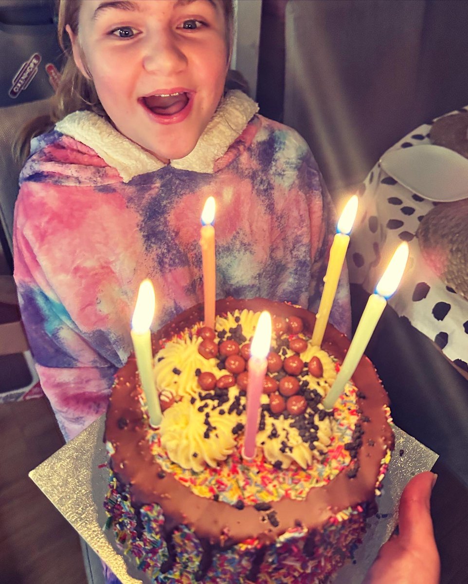 amyeajohnson's tweet photo. Double digit birthday for this one today ✨ Happy 10th Birthday longlegs 🤍 #christmasdaybaby #shewasaveryspecialbaby #tenatchristmas https://t.co/i8olT8WG1x