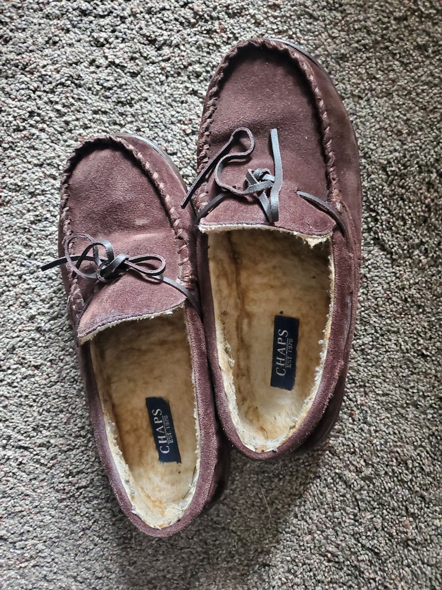 StillTr49987518's tweet photo. Instead of an app that finds my keys or my phone...I could use one that just helps me find my slippers. #lostagain #slippers #help https://t.co/HcxDzd5IXm