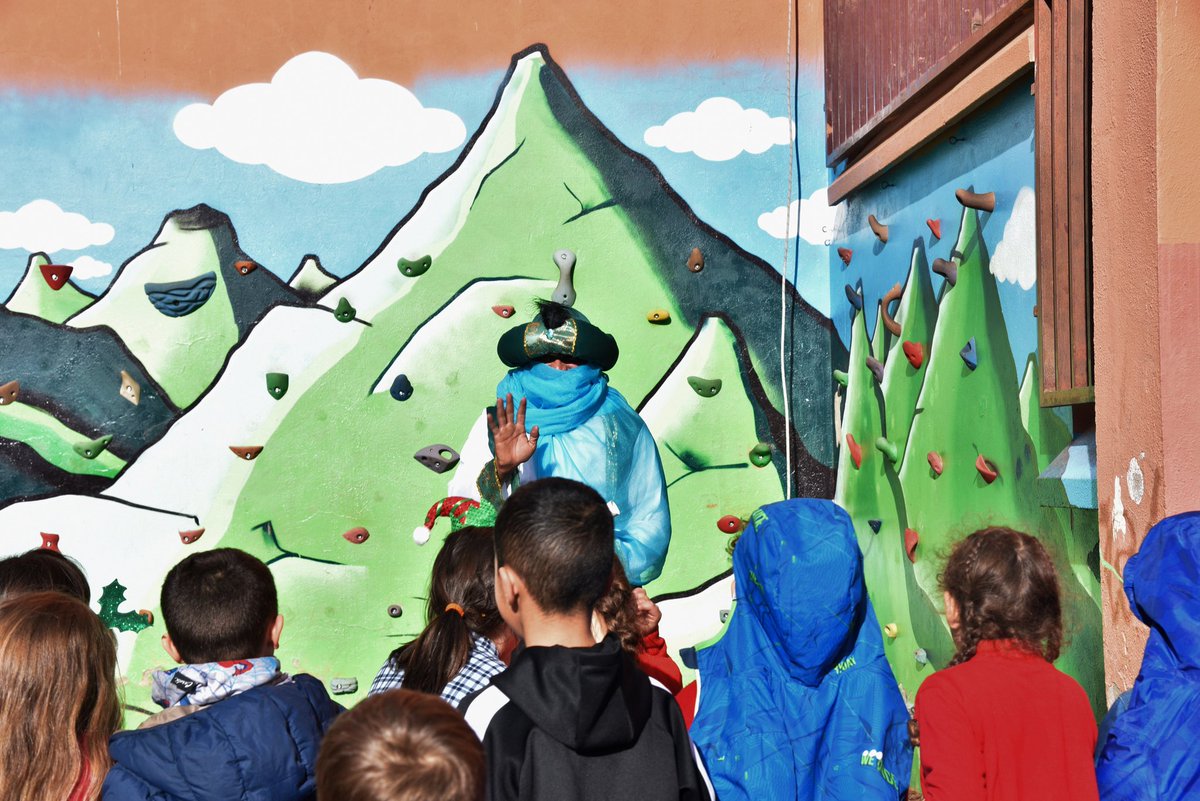 ausiasmarchlh's tweet photo. Aquest any ens han visitat tres patges reials.Els hem vist aterrar a la teulada de l'escola i els alumnes els hi han entregat les cartes plenes de desitjos.Ha estat genial.... @afaausiasmarch https://t.co/iYdolceonK
