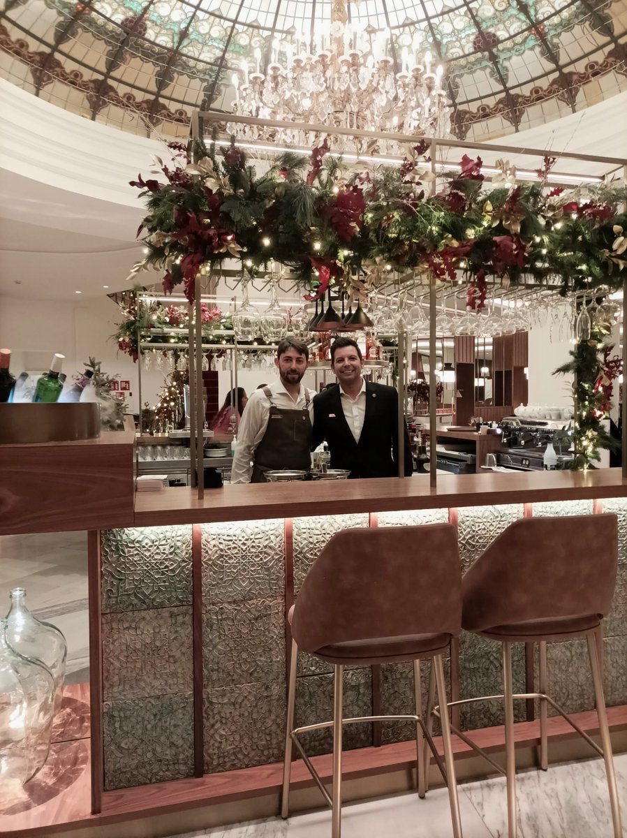 SCManuelita's tweet photo. ✨ #WeAreMelia #BarDelColon #FelizNavidad en @HotelColonGM ✨ https://t.co/Zyu4J0torF