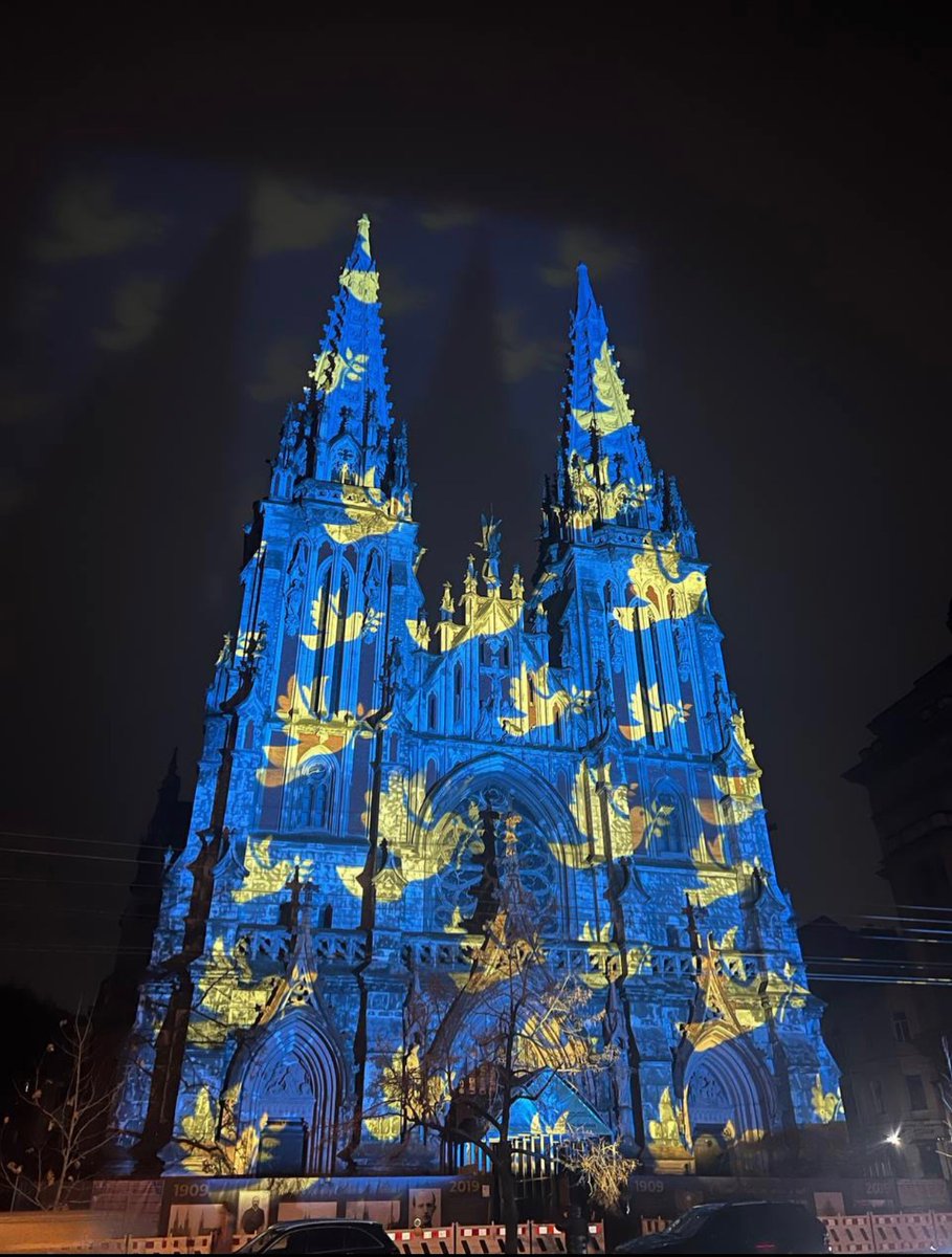 "Christmas Lights for Hope" by Gerry Hofstetter illuminates Kyiv’s sights this Christmas.💛💙

Ukraine will shine bright again, peaceful and free!🇺🇦