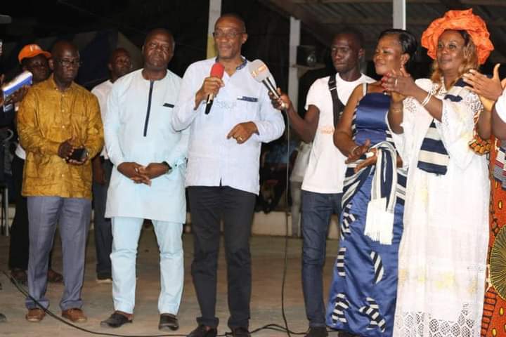 tche_phariman's tweet photo. Vendredi 23 décembre.
3e édition de la fête annuelle dénommée « la nuit des Dan ».
Représentant le parrain, le président de l’Assemblée Nationale Adama BICTOGO, j’ai communié avec la chefferie Traditionnelle et une pléiade d’artistes Dan.
Belle communion.
#claudesahyofficiel https://t.co/feKXJ3Xkn3