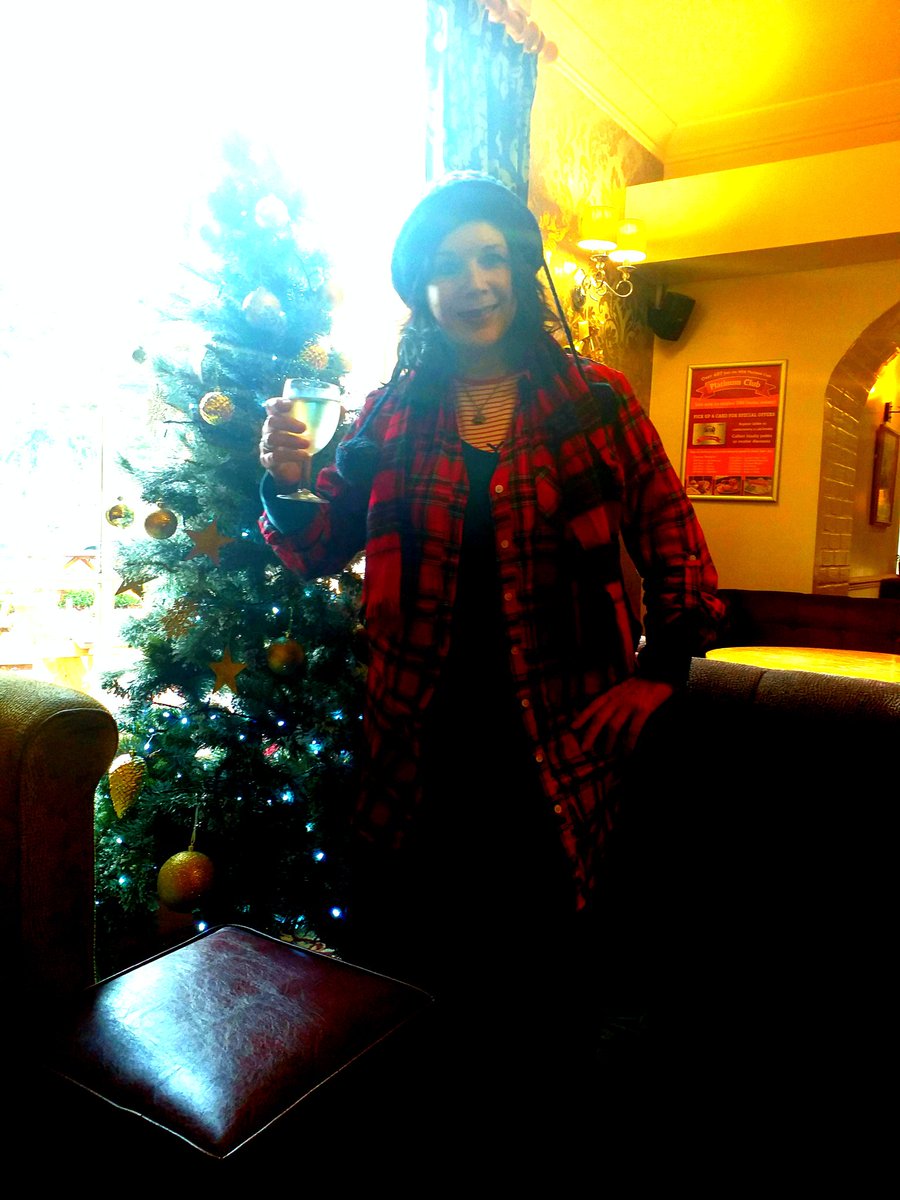 Bono66020372's tweet photo. Me &amp; my #friend #builder Glen Youngs spent our #Christmasday having a #succulent #3courselunch at the #CastleCarveryRacecourse. I managed to book a #tablefor2 a few weeks ago &amp; I'm glad I did because the #staff were very friendly, there were people of #allages #enjoyingchristmas https://t.co/Llb35wnkDU