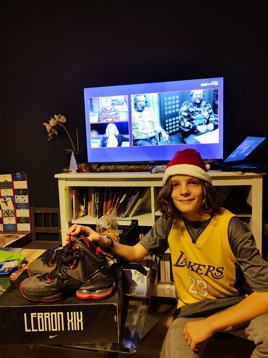 C'est parti pour le #ChristmasDay !!!
On supporte <a href="/KingJames/">LeBron James</a> sur <a href="/beinsports_FR/">beIN SPORTS</a> avec <a href="/SoFrenchProd/">Remi Reverchon</a> , <a href="/JMonclar/">Jacques Monclar</a> , <a href="/singletonchr/">Chris</a> #NBAextra #NBAXmas .
Cc <a href="/MaryPatrux/">Mary Patrux</a>