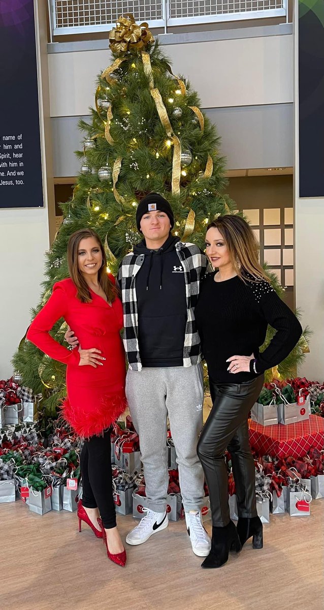 angelalunatv's tweet photo. Merry Christmas ❤️🎄 https://t.co/UHhPYfZ5gK