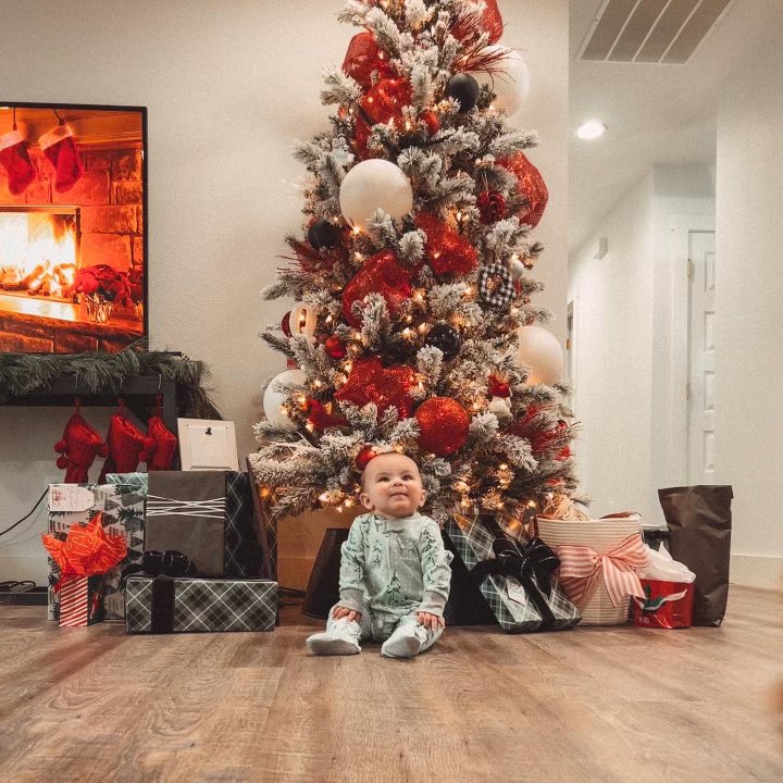 21Cheez's tweet photo. Merry Christmas from our family to yours!! https://t.co/DSxD1oDDtR