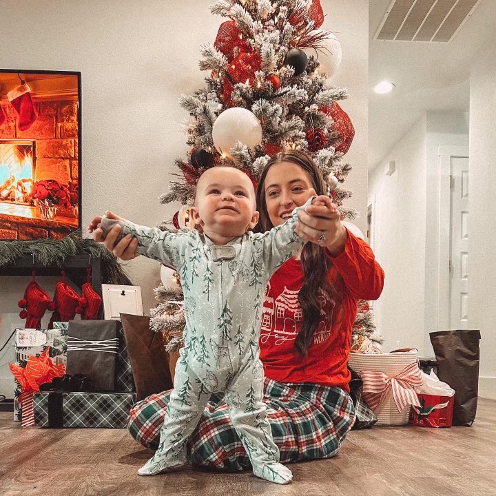 21Cheez's tweet photo. Merry Christmas from our family to yours!! https://t.co/DSxD1oDDtR