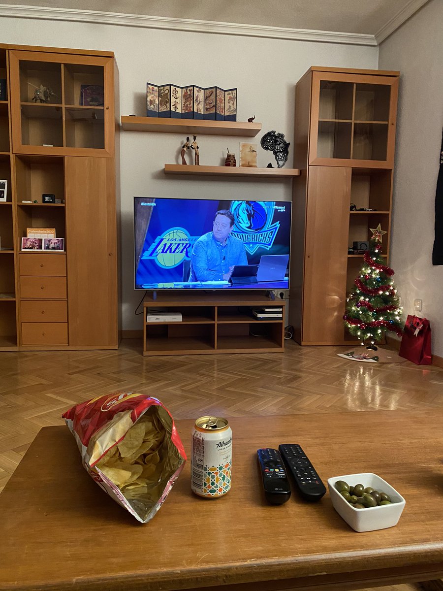amunoki's tweet photo. @MovistarNBA @vamos @guillegimenez_ @ADaimiel La Navidad 🎄🎅 es siempre mejor con NBA 🏀 y @guillegimenez_ y @ADaimiel #SantaNBA #HomeAlone https://t.co/LQDJpgY4VU