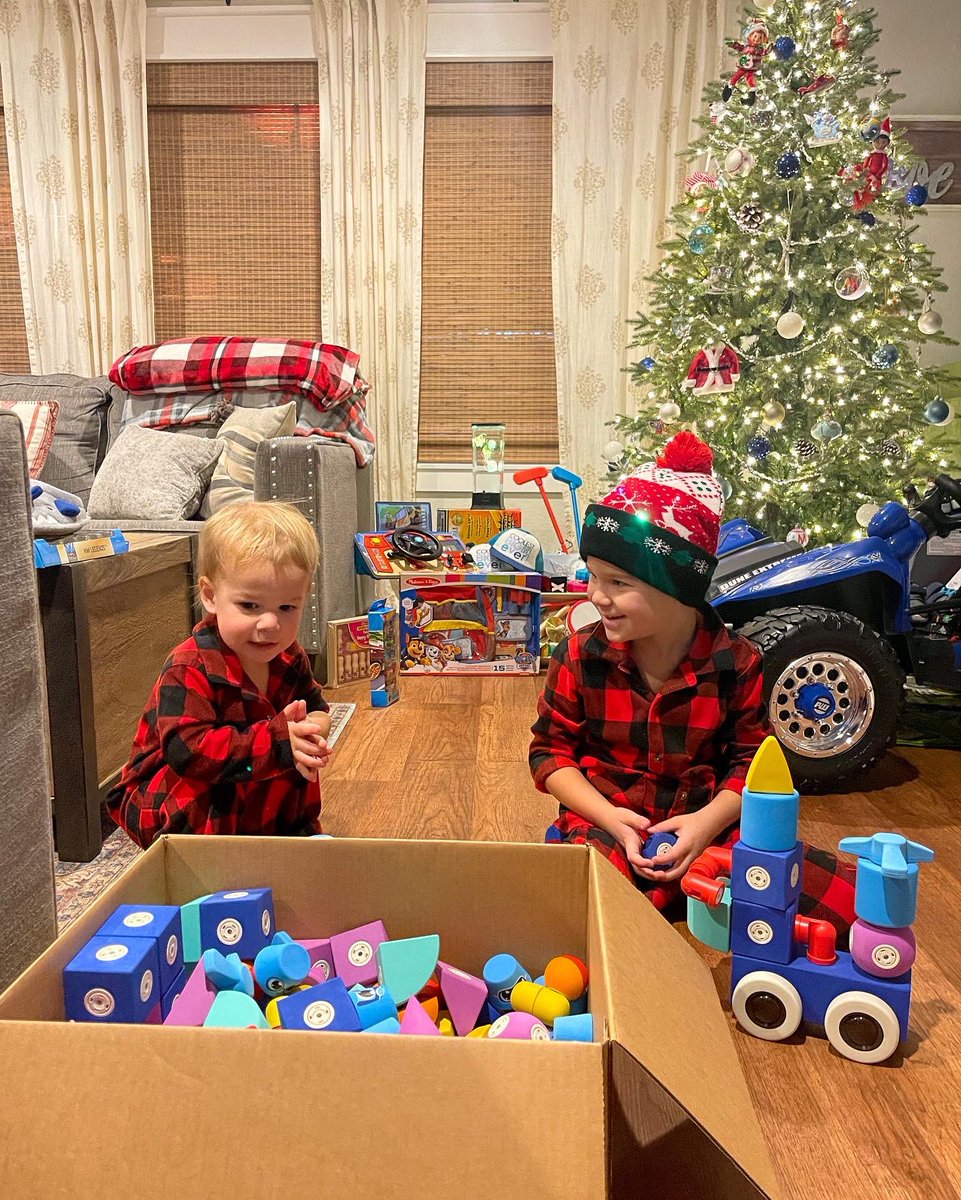 MERRY CHRISTMAS!! Last one before we add another dude to the mix <a href="/tpearson_16/">Tyler Pearson</a> 🎄♥️🤶🏼