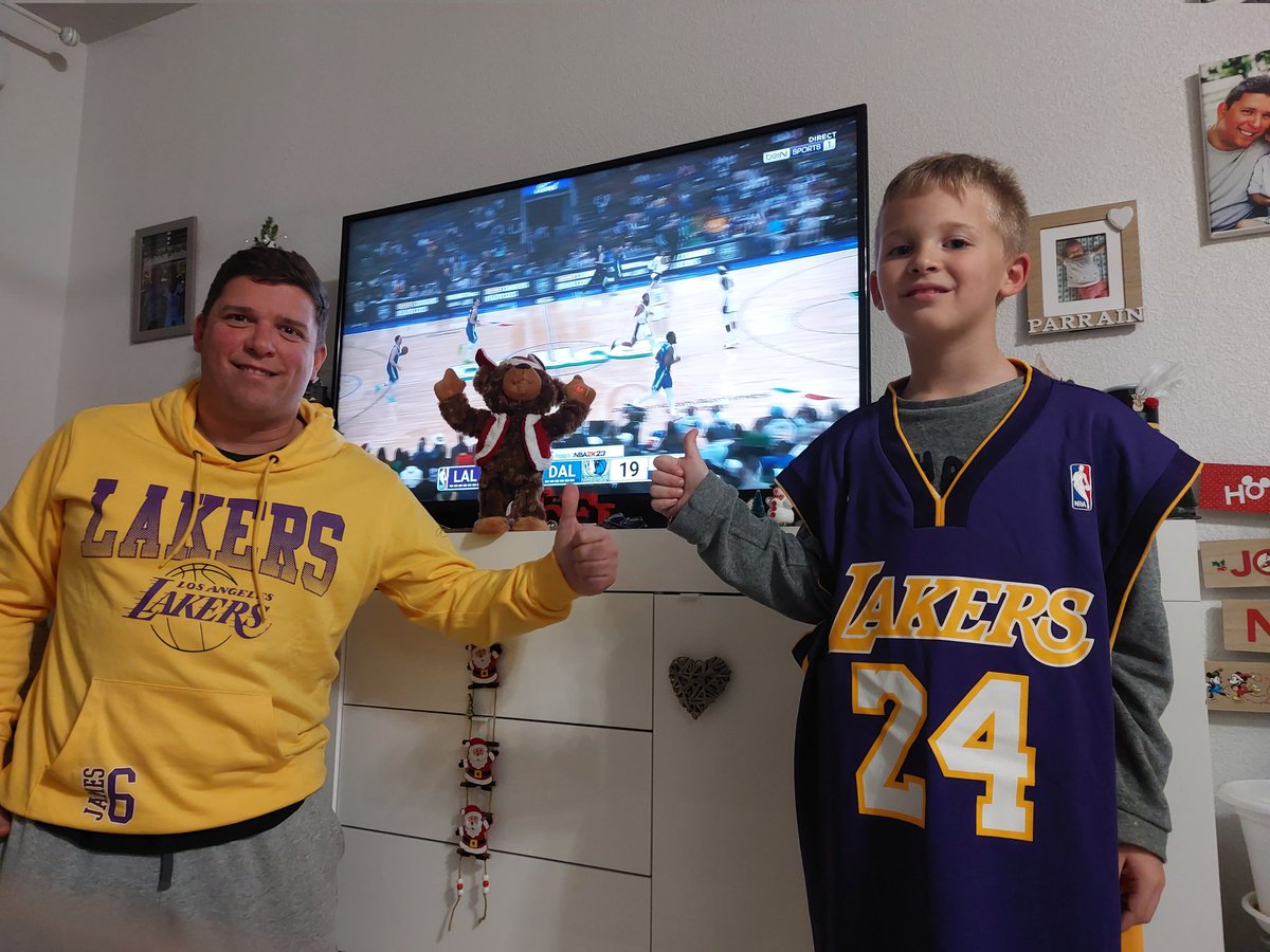 BarbottoPascal's tweet image. #NBAExtra De père en fils, on supporte les Lakers! Mais cette année, supporter prend tout son sens... #NBAXmas #ChristmasDay