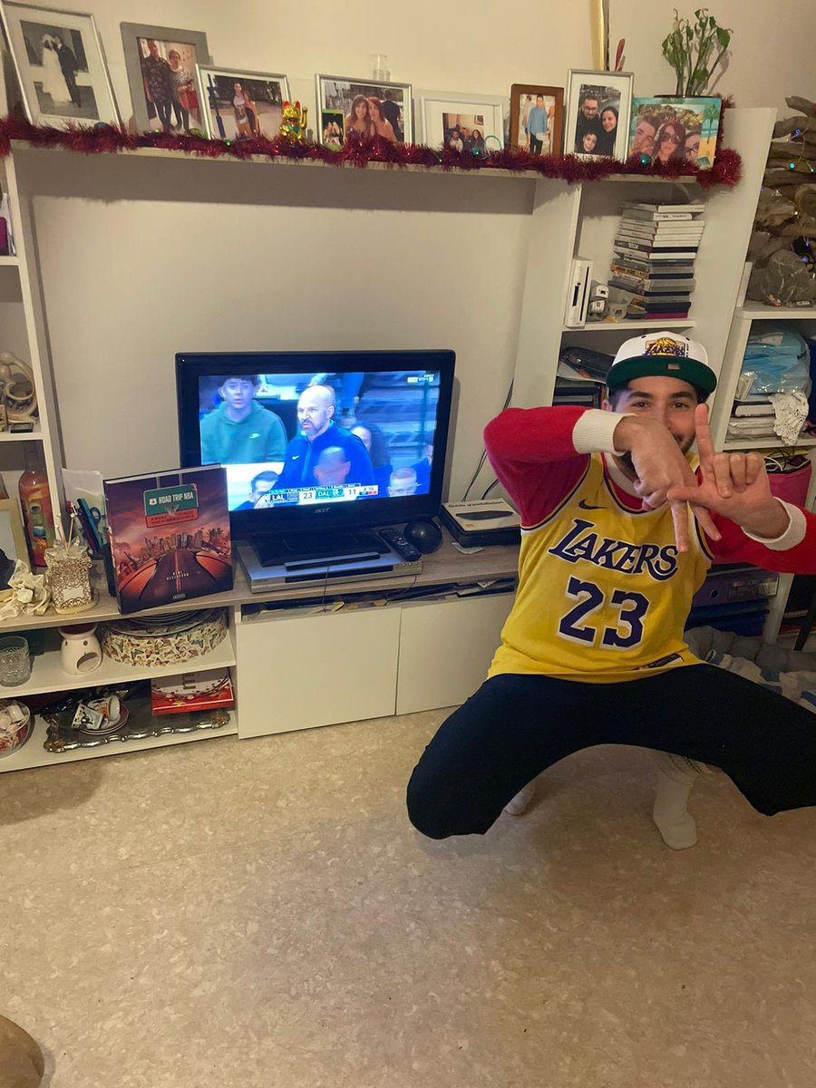 KingMokri's tweet photo. @NBAextra Bonsoir l’équipe joyeux Noël à vous tous et spécial @SoFrenchProd magnifique livre reçu comme cadeau et go Lakers et comme d’hab super bon moment devant mon 9ème Christmas Day game devant @beinsports_FR 😁😁 https://t.co/d121ty5Mk5