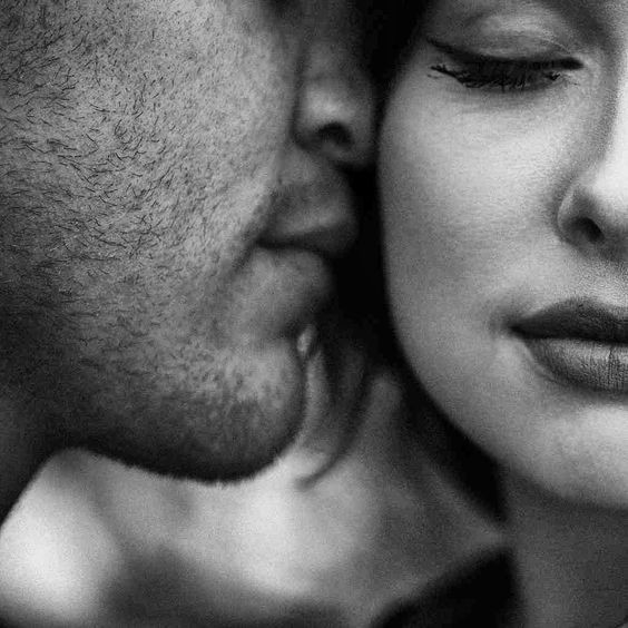 gila_ri's tweet photo. Hay palabras que solo
llegan a los oídos,
otras los atraviesan
y logran besar el alma.
#MicroBeso https://t.co/5Fjkbp3zbk