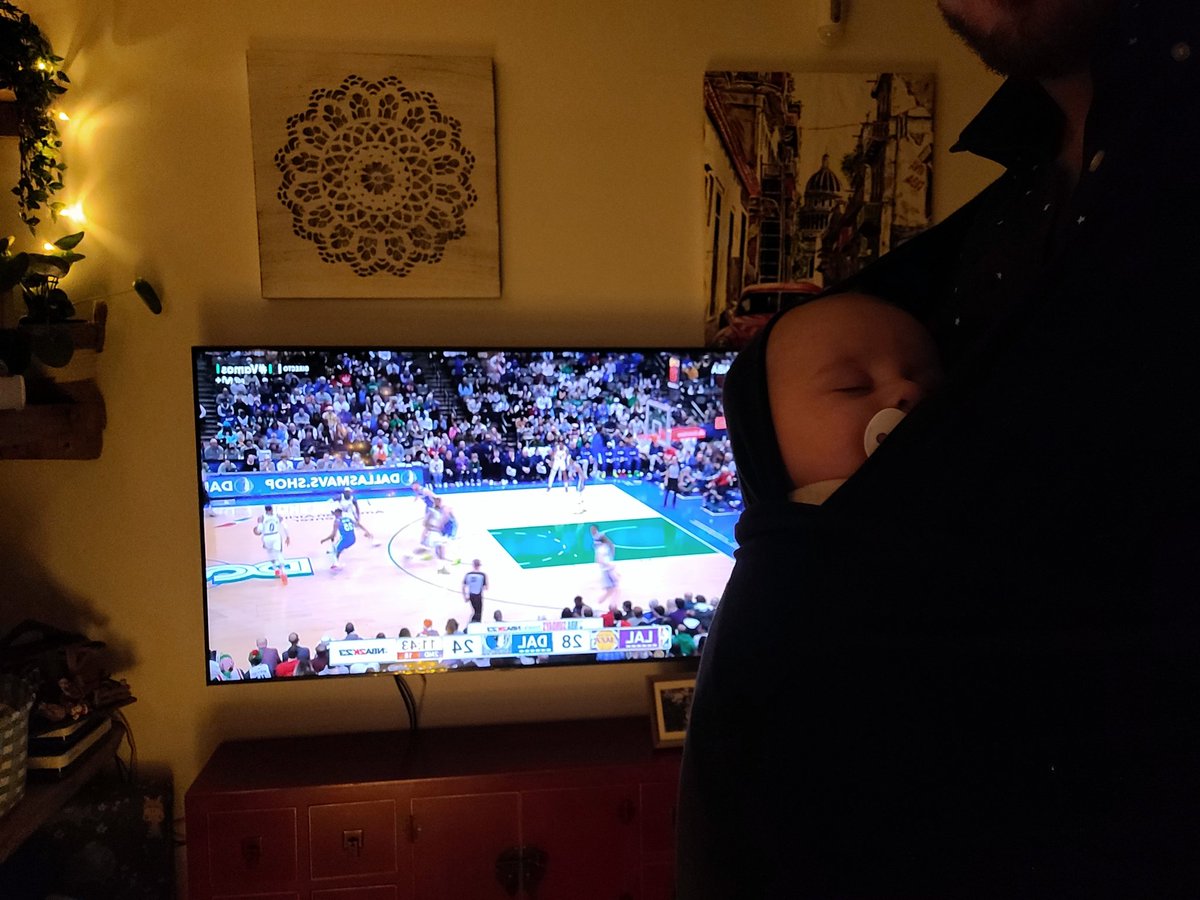 oscar_roce's tweet photo. #SantaNBA aquí hay alguno que se le ha hecho largo el día...@MovistarNBA https://t.co/cJhsbZ6iPT