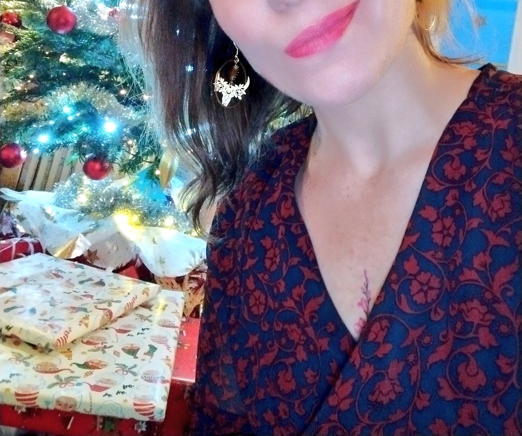 LifePepita's tweet photo. Pas d'amoureux sous le sapin de nouveau cette année 🤷🏼♀️
#2023 #justme #goldeneye #noboyfriend #smile #creoles #redlips #kiss https://t.co/sBw1cls0gm