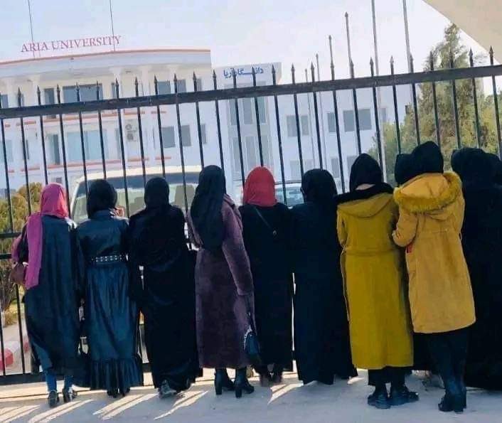 Studentinnen stehen aus Protest hinter verschlossenen Türen der Universität in Mazar-e-Sharif. 
#Afghanistan #LetAfganGirlsLearn