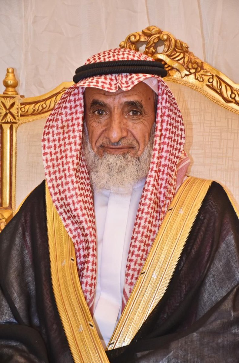 AlsuwaiketS's tweet photo. والدي أطال الله في عمره سليمان بن عبد الله السويكت يستلم شهادة الدكتوراة في التاريخ الإسلامي من يد خادم الحرمين الشريفين الملك سلمان بن عبدالعزيز حفظه الله قبل ٣٩ سنة https://t.co/0Wao0Dmj8j