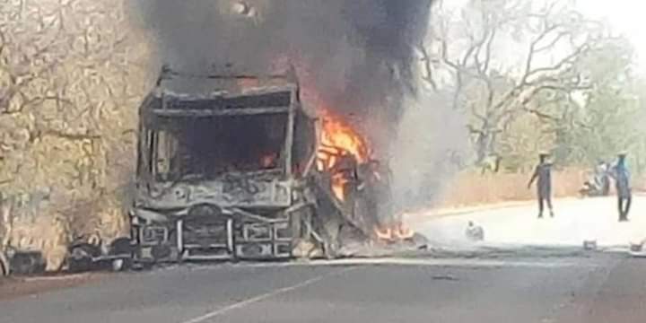 JusteMien's tweet photo. #Gourma : Un car de transport en commun a sauté ce dimanche 25/12/22, sur un engin explosif improvisé non loin de #Bougui dans le #Gourma, région de l’#Est. Plusieurs personnes ont perdu la vie. #Iwili @infowakat 📸:Photo d'illustration https://t.co/FMZJCJV6sR