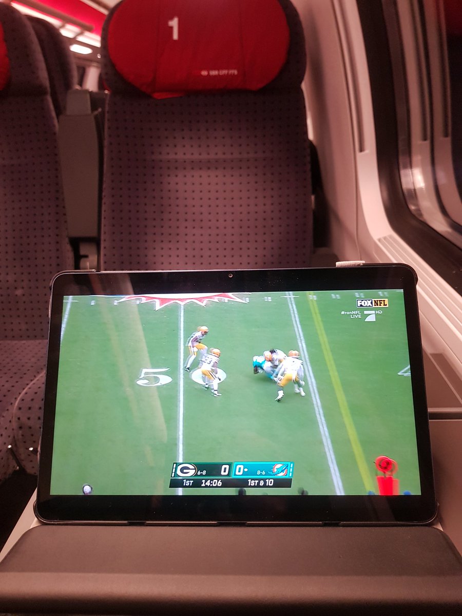 Wenn man vom Familienessen nach Hause fährt, kann man in der Bahn auch #ranNFL schauen. <a href="/ransport/">ran</a> <a href="/ProSieben/">ProSieben</a>