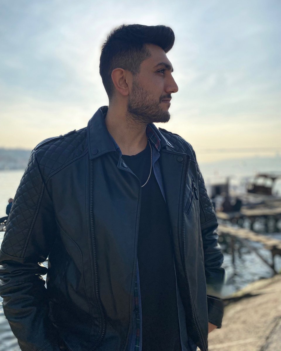 Bıraktığın şarkılar sahipsiz susuyor,
Şiirler hep dargın, dualar şifasız..