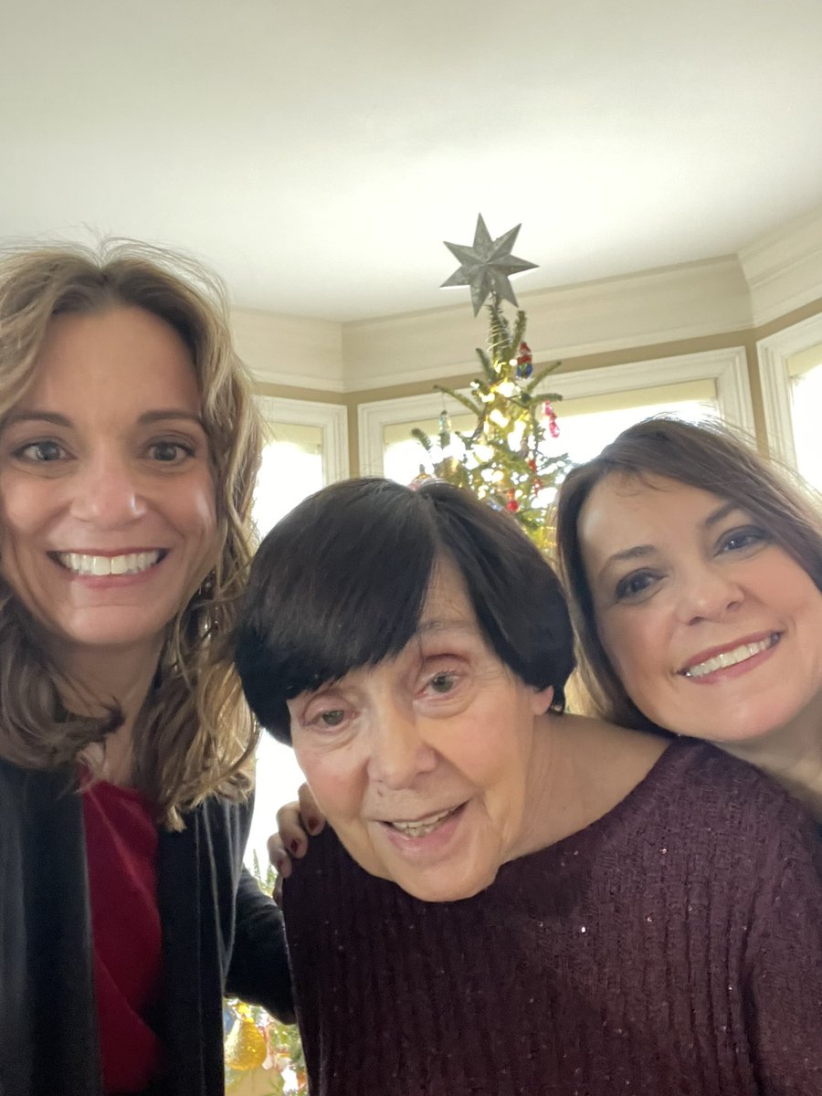 Della21's tweet photo. Christmas 2022! Taking the time to enjoy family and make memories #AlzheimersDisease https://t.co/3OnOBJpqaq