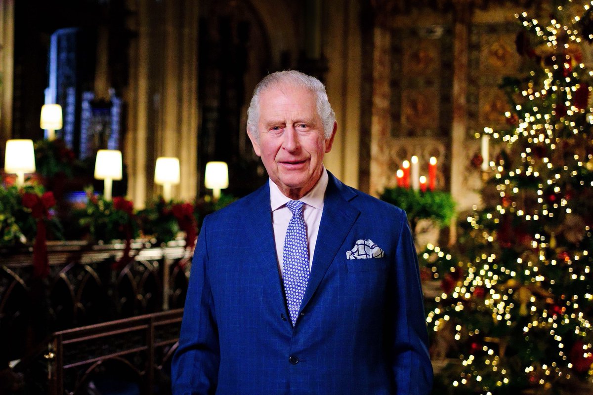 After photographing Her Late Majesty Queen Elizabeth II's final Christmas broadcast last year, it was lovely to be able to document King Charles III's first Christmas message as monarch, in St George’s Chapel, Windsor. Photo credit:Victoria Jones/PA Wire Merry Christmas to all🎄