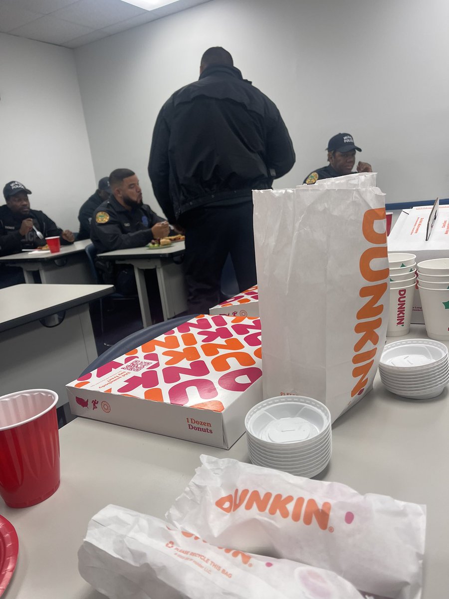 2nd_In_Cmd's tweet photo. Merry Christmas 🎁🎄 From Our Weekend Central District Dayshift Crew 🙌🏾 Started Our Day With Giving Thanks 🤲🏾 Prayer 🙏🏾 &amp; A Hot 🔥Breakfast. #BeThankful #Motivation #Appreciation #WorkFamily #BreakingBread https://t.co/5IOFOkojjN