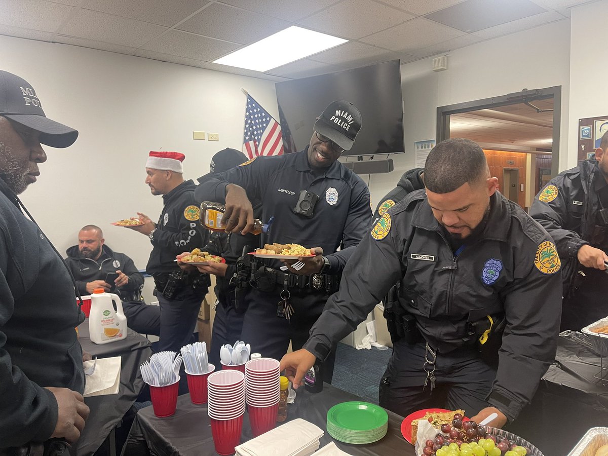 2nd_In_Cmd's tweet photo. Merry Christmas 🎁🎄 From Our Weekend Central District Dayshift Crew 🙌🏾 Started Our Day With Giving Thanks 🤲🏾 Prayer 🙏🏾 &amp; A Hot 🔥Breakfast. #BeThankful #Motivation #Appreciation #WorkFamily #BreakingBread https://t.co/5IOFOkojjN
