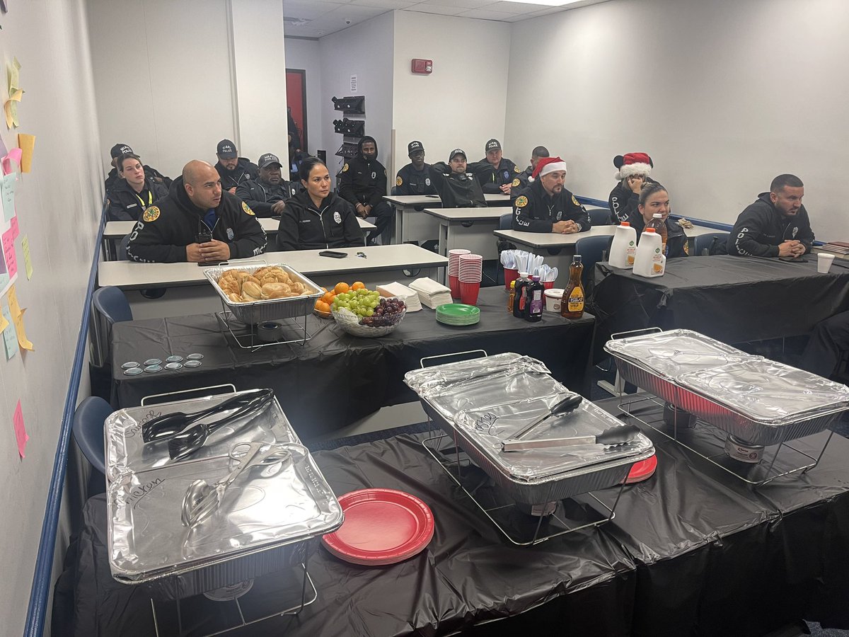 2nd_In_Cmd's tweet photo. Merry Christmas 🎁🎄 From Our Weekend Central District Dayshift Crew 🙌🏾 Started Our Day With Giving Thanks 🤲🏾 Prayer 🙏🏾 &amp; A Hot 🔥Breakfast. #BeThankful #Motivation #Appreciation #WorkFamily #BreakingBread https://t.co/5IOFOkojjN