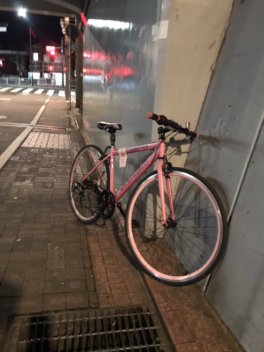 Onoe_Akira's tweet photo. 洗足池駅前に乗り捨てられたピンク色の鍵の掛かっていない自転車。防犯登録証は神奈川県、幸って書いてあるから川崎市幸区のものかな？盗まれて乗り捨てられたものじゃなければいいけど。川崎市幸区にてピンクのロードバイク盗まれ人いませんか？洗足池の交番が開いたら届けますね。 https://t.co/VLfPyKi3Yn