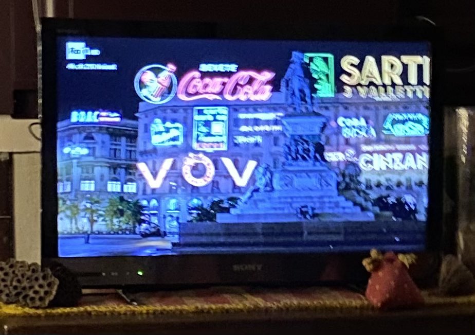 cherchiandrea's tweet photo. Alberto Angela che fa rivivere le insegne luminose di piazza del Duomo nello speciale dedicato a Milano su Rai1. La televisione dovrebbe essere sempre così … divulgazione del bello. @RaiUno @albertoangela https://t.co/zOA1zC1Cel