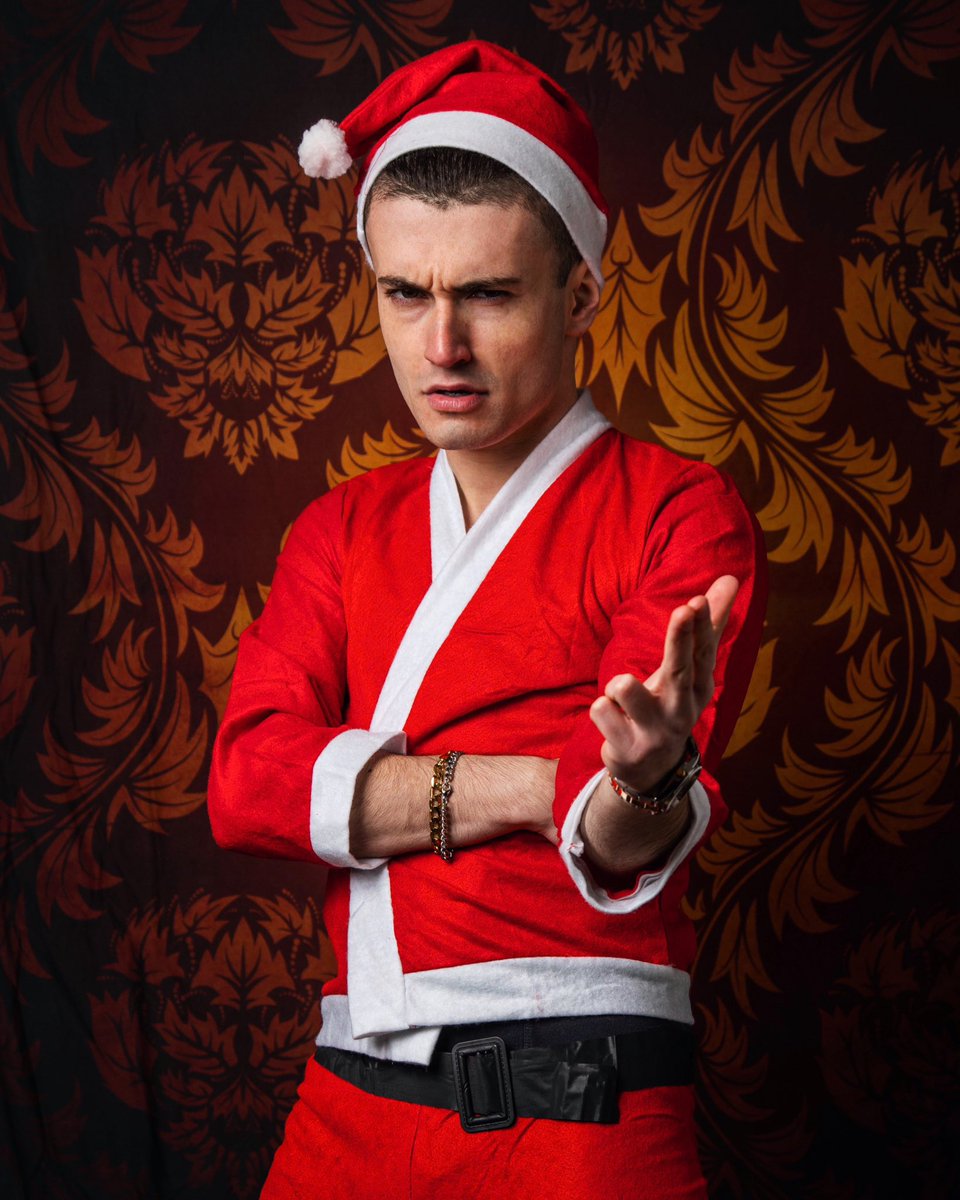 azelbeatbox's tweet photo. merry xmas y'all 🖤
(gimme ur cookies or else) https://t.co/HrwdiXvo6t