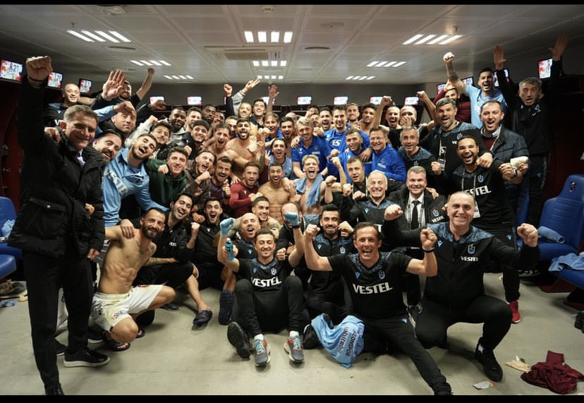 inceremzi's tweet photo. Yakın tarihin en iyi oyununu oynayıp rakibe pas bile yaptırmayan basan alan trabzon vardı. Müthiş futbol. Pozisyonsuz bir maç bitirdi fener. Çok iyi oynadık. Burası önemli Avcının oyuncu değişiklik ve oyun taktiği.. Büyük hoca. ❤️💙 ⁦@Trabzonspor⁩ ⁦@AbdullahAvcii61⁩ https://t.co/rU6Ky8kEjy
