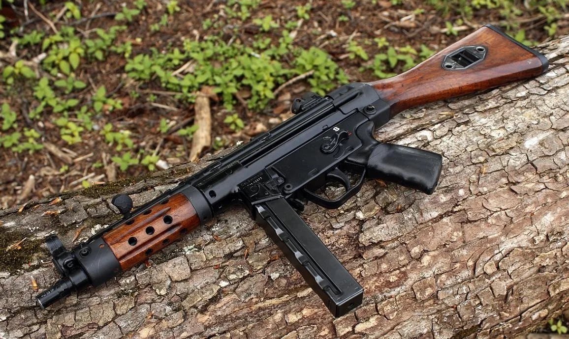 CursedGunPics_'s tweet photo. Wood-furnished MP5 https://t.co/JdFgCCjzWD