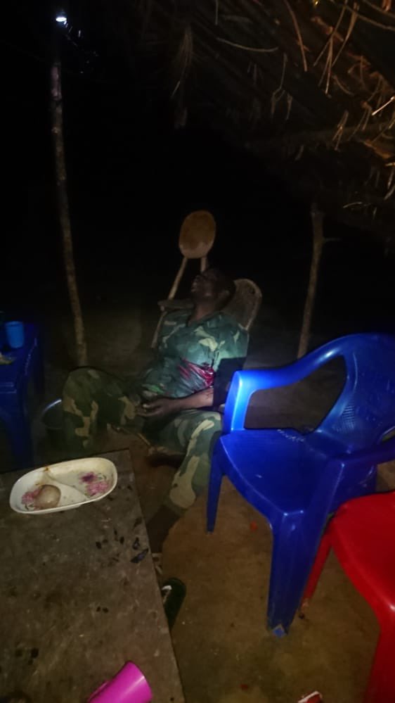 ⚠️#NOEL_NOIR en #RDC Les groupes de vigilance institués par Tshisekedi continuent la purge des soldats au faciès tutsi dans les FARDC. 

Celui ci a été tué alors qu'il prennait son repas💔

<a href="/USAmbDRC/">Ambassadeur Lucy Tamlyn</a>
<a href="/WairimuANderitu/">Alice Wairimu Nderitu</a> <a href="/hrw/">Human Rights Watch</a> <a href="/4thPresidentKE/">Office of the 4th President of Kenya.</a> <a href="/UNOSAPG/">UN Genocide Prevention</a> <a href="/SecBlinken/">Secretary Antony Blinken</a> <a href="/MwangiMaina_/">Mwangi</a>