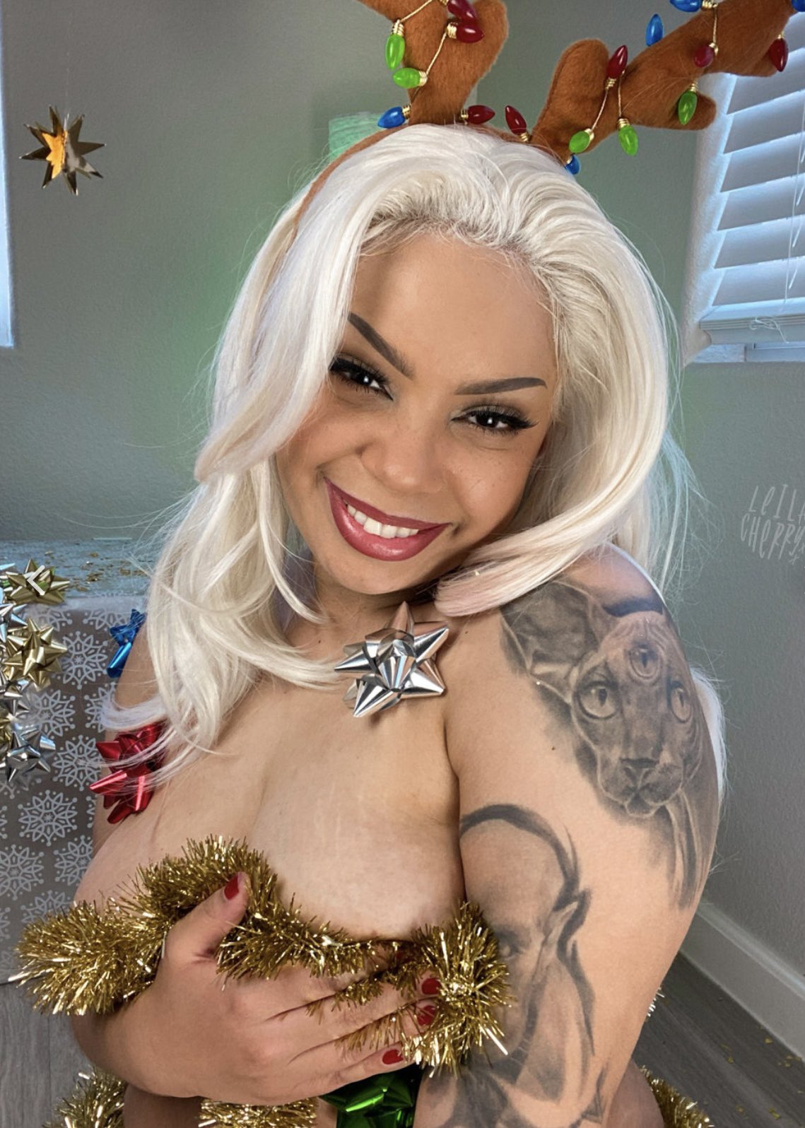 1 pic. Santa left you a present under the Christmas tree https://t.co/DZK9ZNcTjH