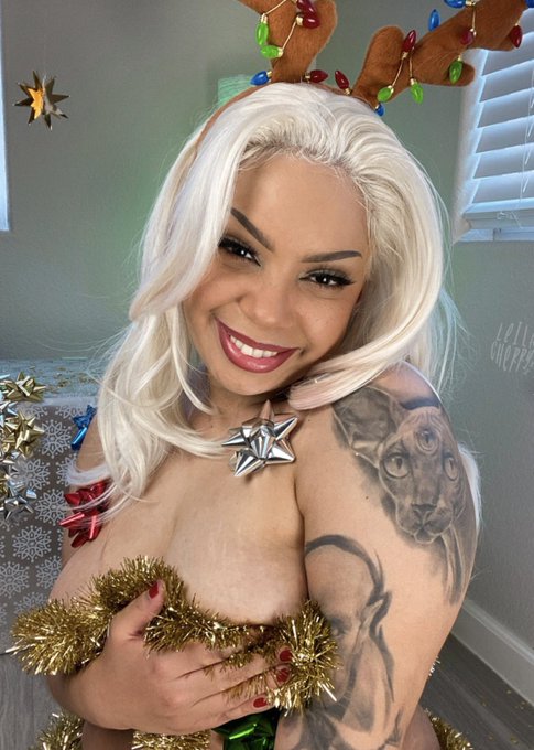 🍒 Queen Thot Supreme 2.0 🍒 - 1 pic. Santa left you a present under the Christmas tree https://t.co/DZK9ZNcTjH