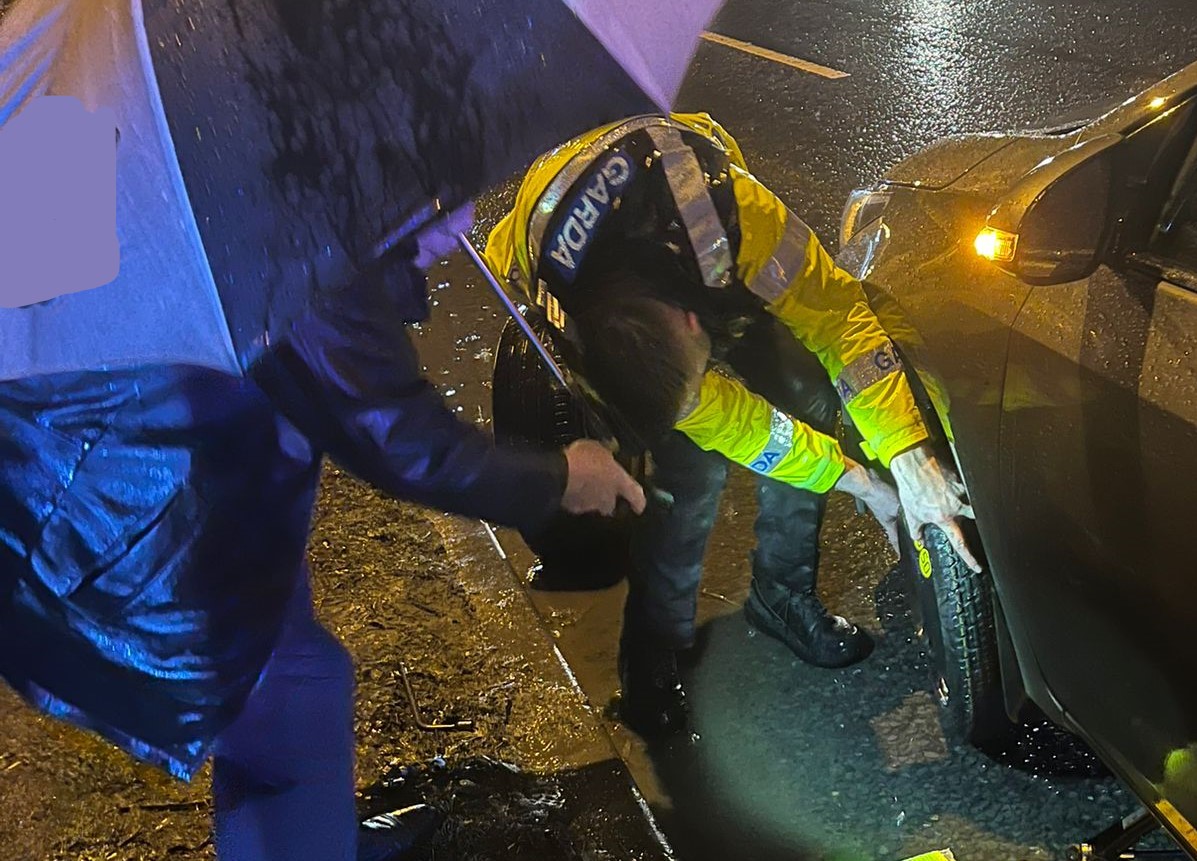 Gardaí from Coolock GS encountered an elderly couple tonight who needed to change a tyre on the side of a very busy road.

Despite the rain Garda Shane Brennan changed the tyre for the couple so they could be reunited with their family for Christmas. 

#KeepingPeopleSafe
