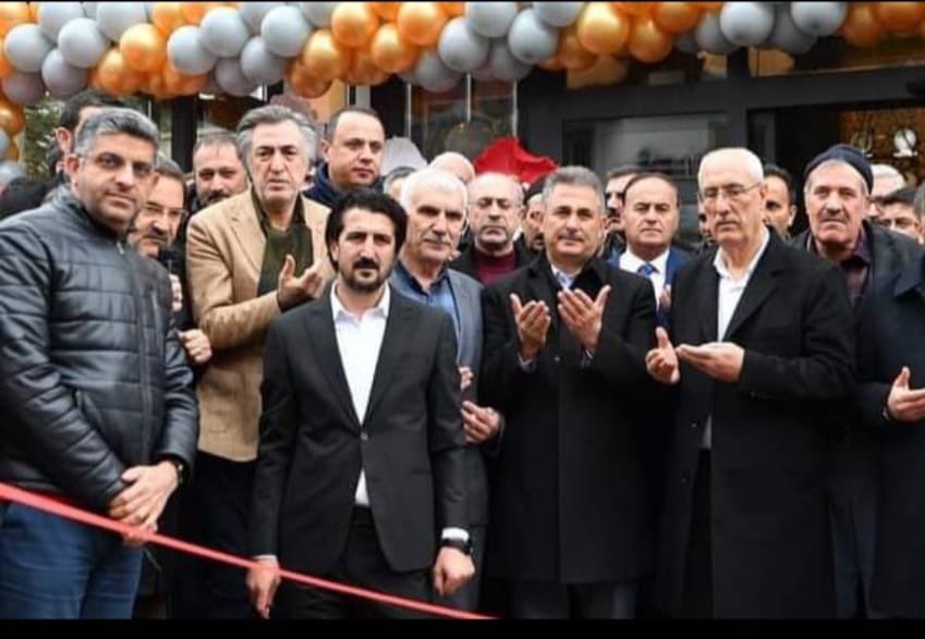 ankarabinyar's tweet photo. İş adamı Sn @HansuVahap Bey'e ait ve hizmet sektörünün marka değeri #TATLIM (KünefeBaklavaKadayıf) firmasının Mamak'ta yeni şubesinin açılışına katıldık Memleketimizin tanıtımında öncü rol üstlenen ve Ankara'lılara farklı damak tadı sunan Vahap Bey'i tebrik eder başarılar dileriz https://t.co/uoXDeYsBnv